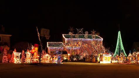 funny pictures 14 amazing christmas decorating houses