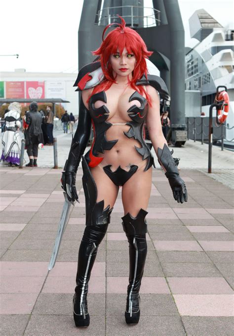 london comic con fans dress up as their favourite sexy characters to mingle with darth