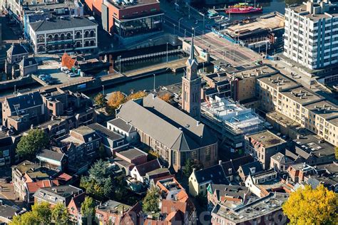 hollandluchtfoto zaandam luchtfoto burgemeestersbuurt met de oostzijderkerk