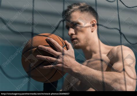seitenansicht des sportlichen mann der basketball ball stockfoto