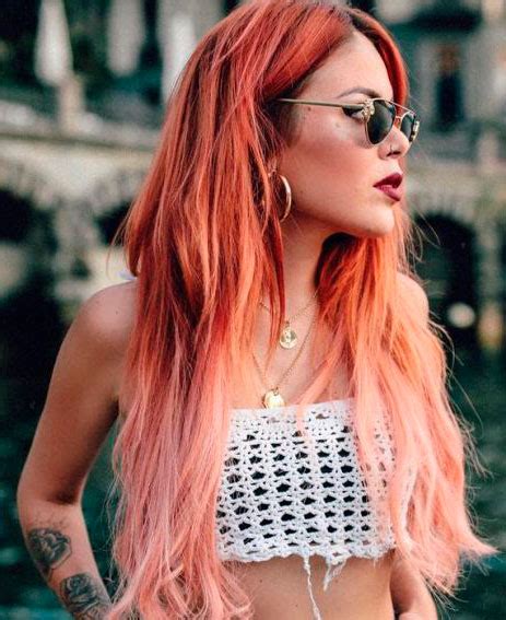 Essendo il rosa un colore molto chiaro, occorre purtroppo una base molto, molto chiara perché possa “prendere” in maniera efficace. Il Colore Per Capelli Rosso Con Riflessi Rosa Autunno Inverno 2020