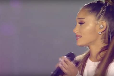 Watch An Emotional Ariana Grande Sing “over The Rainbow ” Hug Tearful