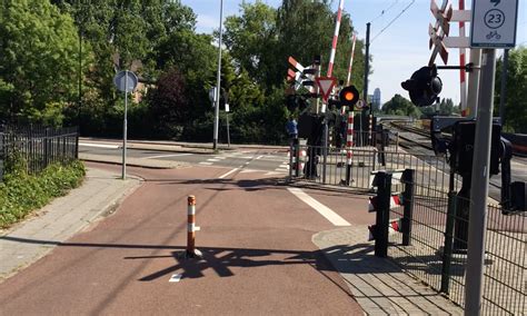 knelpunten voor fietsers  rotterdam overbodig en gevaarlijk paaltje bij spoorovergang kleiweg