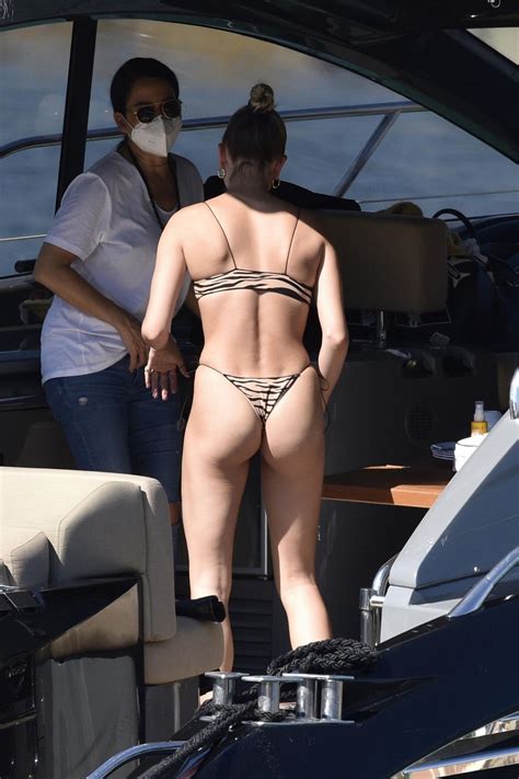 Hailey Baldwin Bieber’s Sexy Ass In Bikini And Tight