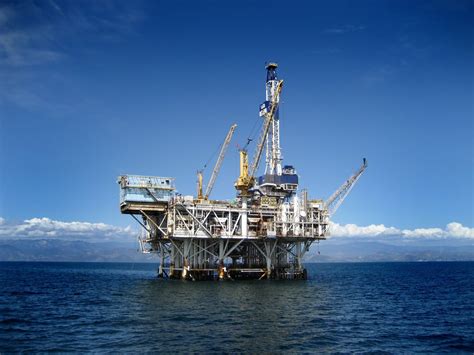 benefits  oil rig jobs outweigh  risks  official