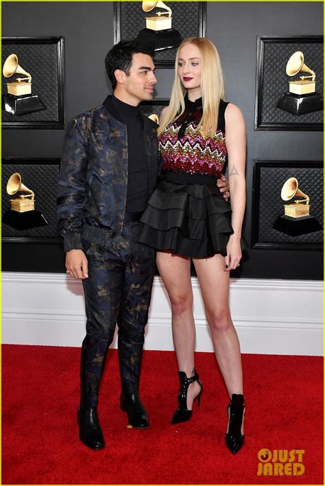jonas brothers bring  wives  grammys   red carpet  photo