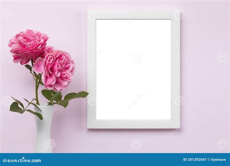 wit verticaal beeld met een opvallende beweging op een roze wand met rozen  vase stock