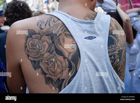 mann mit tattoo auf dem ruecken stockfotografie alamy