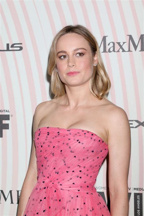 gorgeous brie larson showing off her big tits in sexy strapless dress celeblr