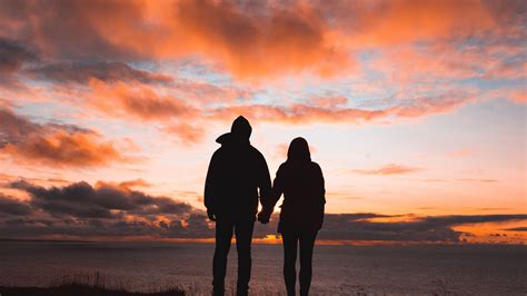 5120x2880 Couple Holding Hands 5k Hd 4k Wallpapers Images Backgrounds