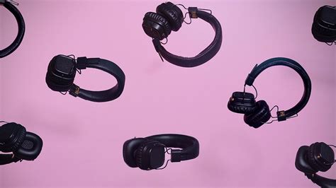 What’s The Difference Between Noise Cancelling And Noise Isolating