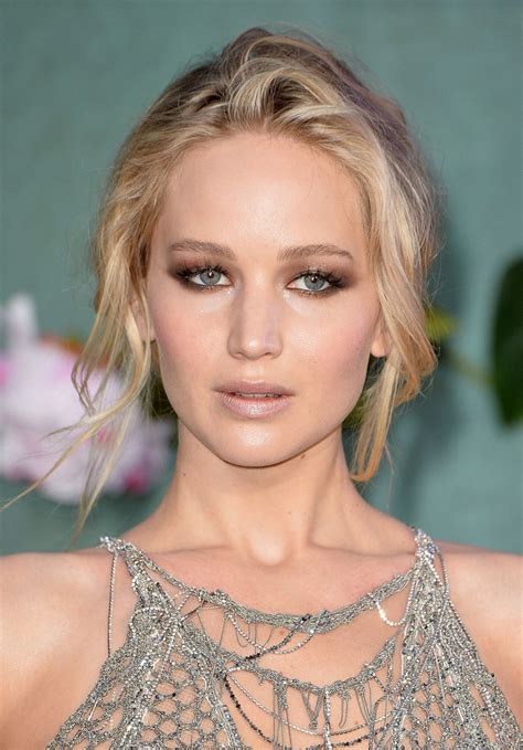 Jennifer Lawrence Nude Lipstick Beauty Lookbook