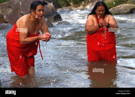 Kathmandu Nepal 31st July 2017 Hindu Women Take Holy Bath And