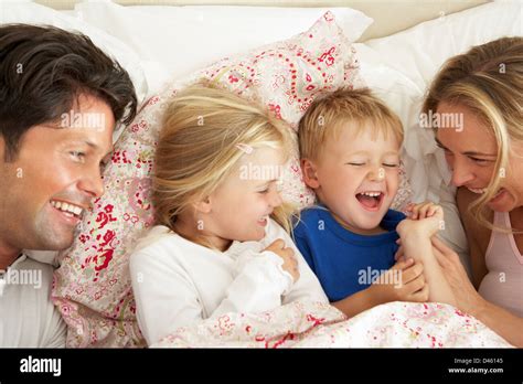 Familie Entspannende Zusammen Im Bett Stockfotografie Alamy