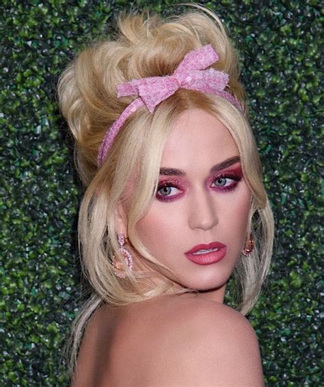 Why Celebrities Are Going Crazy For Pink Eye Makeup Savoir Flair