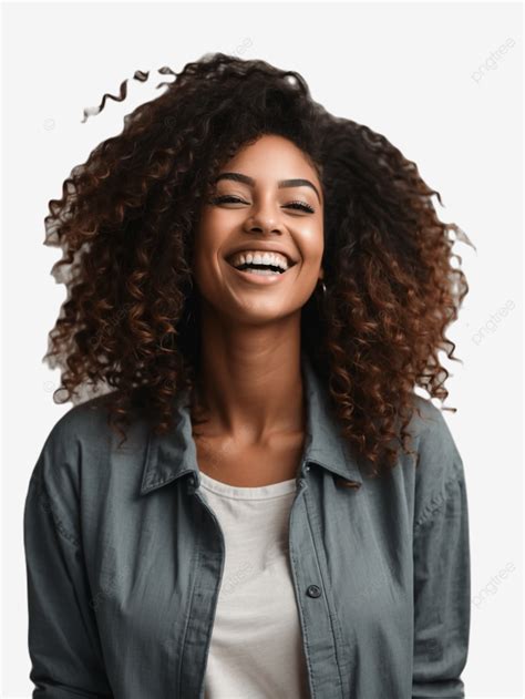 一位美麗的年輕非裔美國婦女在白色背景中微笑的肖像 一位美麗的年輕非裔美國女人微笑的肖像 在白色背景上孤立 女士png去背圖片素材免費下載