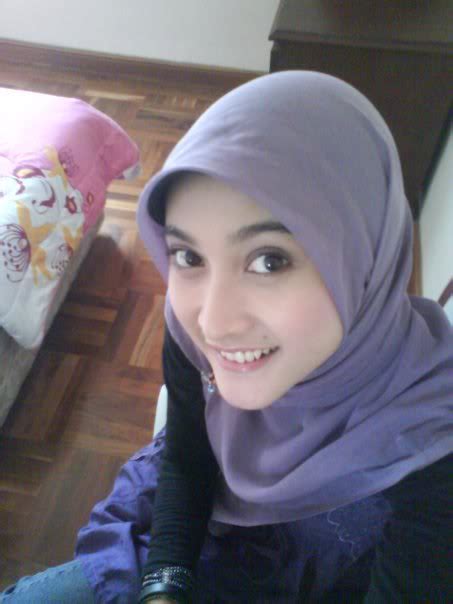 Foto Exclusive Meyda Sefira Artis Cantik Berjilbab