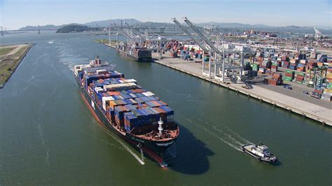 fracht und logistik groesstes containerschiff der welt  hamburg angekommen