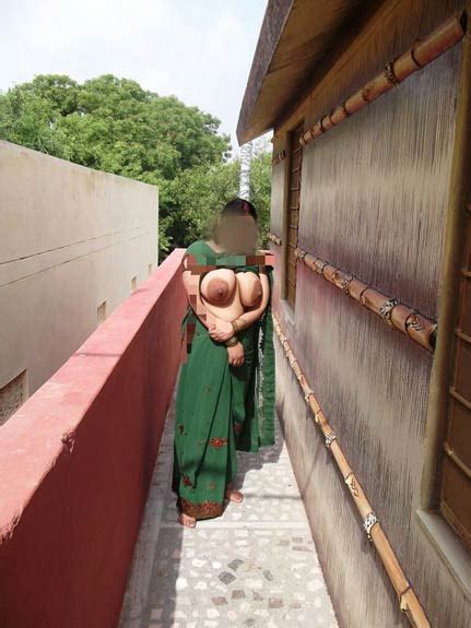 village aunty ne apni saree khol ke bade boobs dikhaye sexy pics