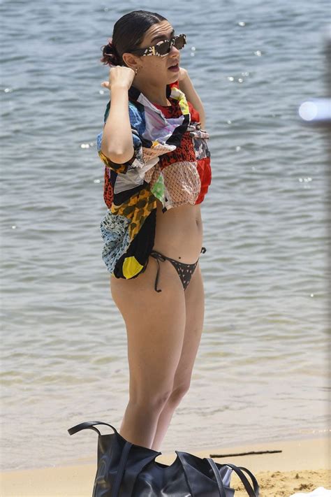 Charli Xcx Spotted Cooling Off At A Sydney Beach 26 Photos Canabis