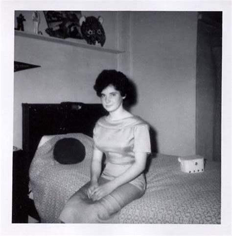 43 Snapshots That Capture Ladies In Their Rooms From The 1950s