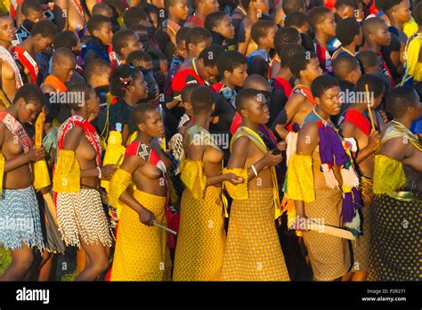 las niñas swazi desfile en umhlanga reed dance festival swazilandia
