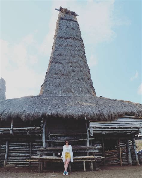 Rumah adat Suku Sumba, Nusa Tenggara Timur, rumah adat sumba sumba uma mbatangu yennietraveldiaries travel travelphotography
