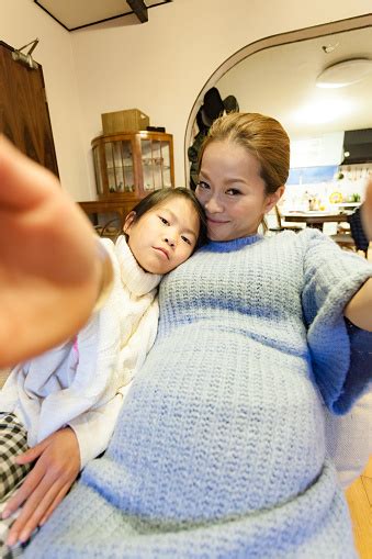 Japanese Pregnant Mother And Daughter Taking Selfie Stockfoto Und Mehr