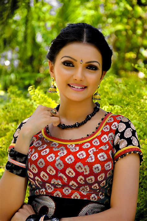 actress saranya mohan in blouse cute large photos hd