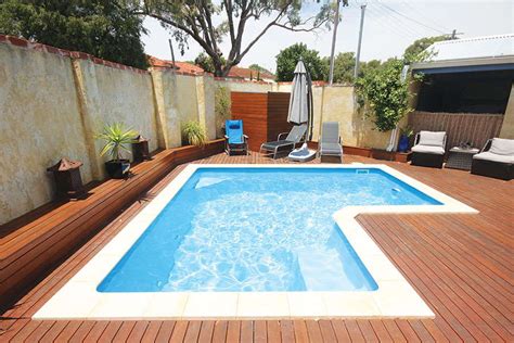 main reasons  choosing   shaped pool pools ideas