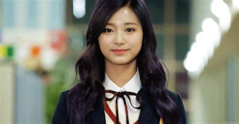 this is a of tzuyu from the kpop girl band twice girl tyuzu twice 周子、キレイな女性、女性