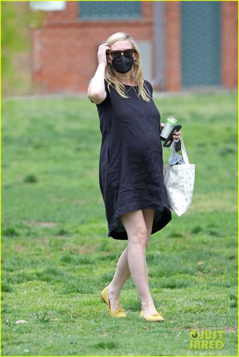 Photo Kirsten Dunst Spotted For First Time Since Pregnancy Reveal 22
