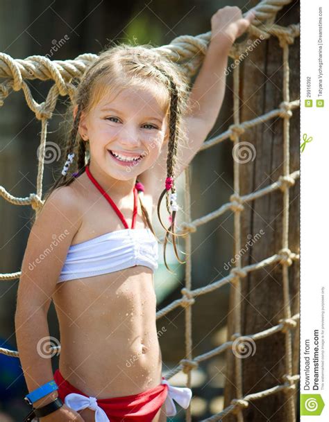 meisje bij aquapark stock foto afbeelding bestaande uit