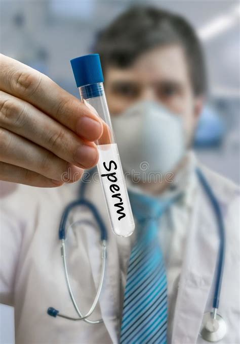 le docteur d embryologist à la banque de sperme tient le tube à essai avec le sperme sam photo