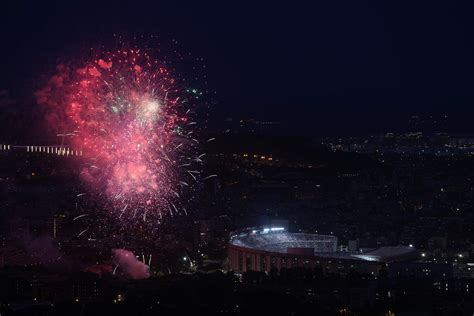 barcelona fans launch fireworks  camp nou goodbye  bid farewell  icons sergio busquets