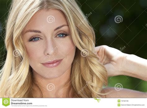 jonge blonde vrouw met blauwe ogen and natuurlijke schoonheid stock foto