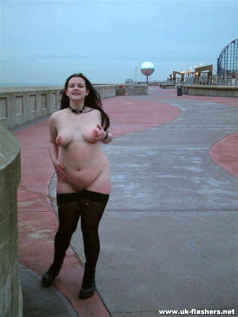 amateur flashing and public nudity at uk holiday resort with daring exhibitionis pichunter