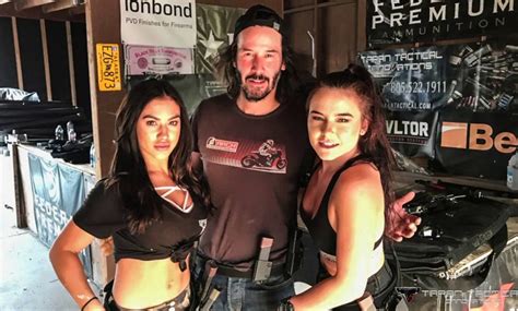 Keanu Reeves Style Of Clicking Pictures With Female Fans