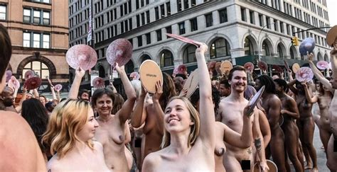 【画像】instagramで乳首を見せたい女性達、街中で全裸になりとんでもない抗議活動 ポッカキット