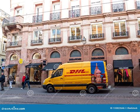 dhl deutsche post gele van delivery  stadscentrum van merchand redactionele foto image