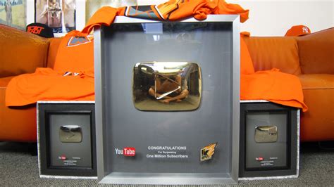 Youtube Golden Play Button 1 000 000 Subscribers Reward