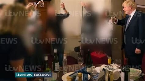 ジョンソン首相、ロックダウン中にパーティーで飲酒の写真 警察の対応に疑問の声も Bbcニュース