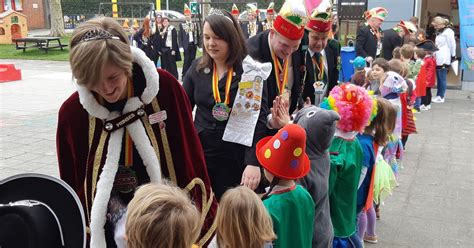 prinsen en prinsessen vieren feest  scholen en rusthuizen poperinge regio hln