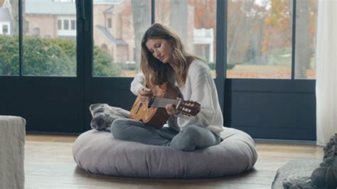 gisele bundchen shows off her guitar playing and singing