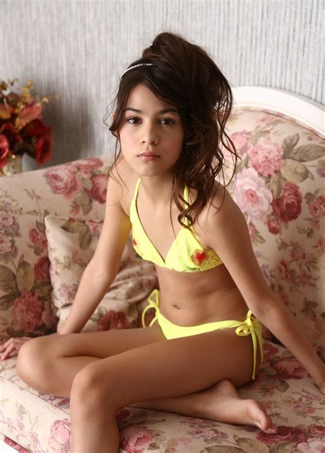 √ Galeri Foto Model Remaja Pakai Bikini Kuning Indzign