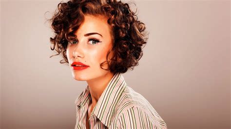 30 short haircuts for curly hair which look good on anyone