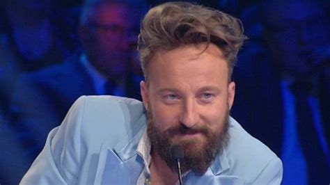 Nelle ultime ore il fu dj francesco è tornato al centro dell'attenzione mediatica, per aver confidato agli utenti il segreto dei suoi capelli . Francesco Facchinetti cambio vita: "Ho fatto il trapianto" - MeteoWeek