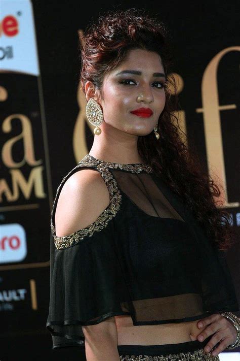 Ritika Singh Hot Gallery Collection Sexiest Navel