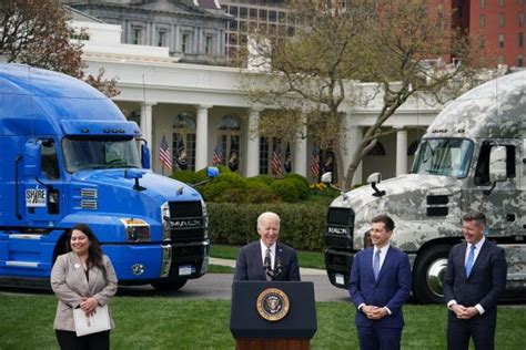 biden brings truckers to the white house says drivers are facing real
