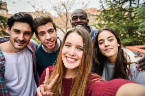 Groupe Multiracial D Amis Prenant Le Selfie Image Stock Image Du